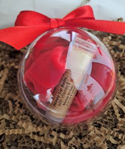 Διάφανη Χριστουγεννιάτικη μπάλα δώρου με lip balm και κόκκινο βελουτέ scrunchie