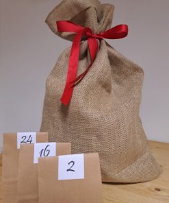 advent calendar φυσικών καλλυντικών - μεγάλο πουγκί (τύπου σάκος του άη βασίλη) γεμάτο με μικρά κραφτ σακουλάκια με φυσικά καλλυντικά.